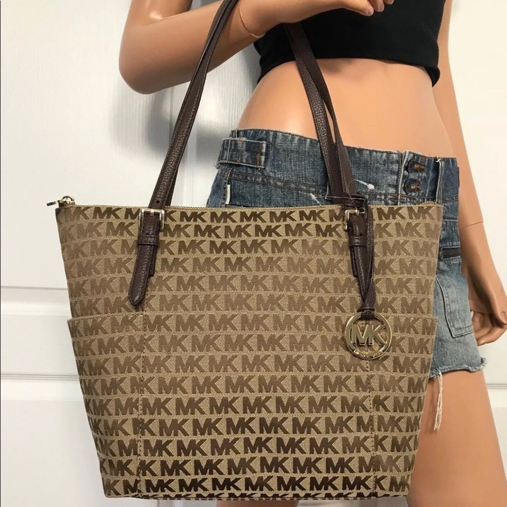 MICHAEL KORS LARGE SAFFIANO LEATHER SHOULDER TOTE